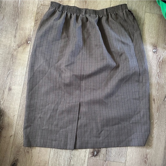 size 18 plus size skirt. elastic waist with belt hoops - Picture 2 of 3